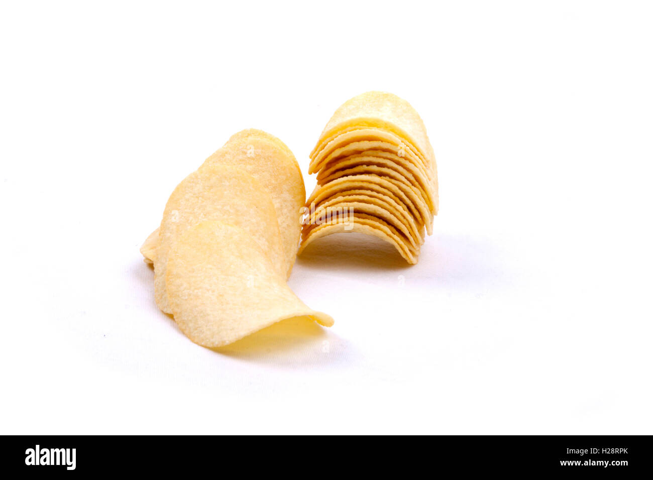 Le patatine (chip) su uno sfondo bianco Foto Stock