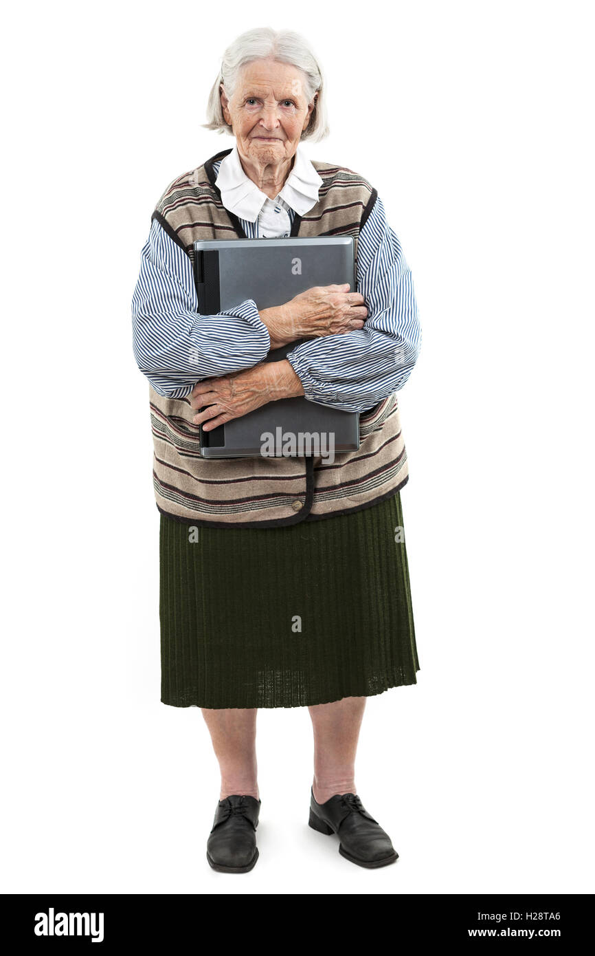Senior donna tenendo il computer portatile su bianco Foto Stock