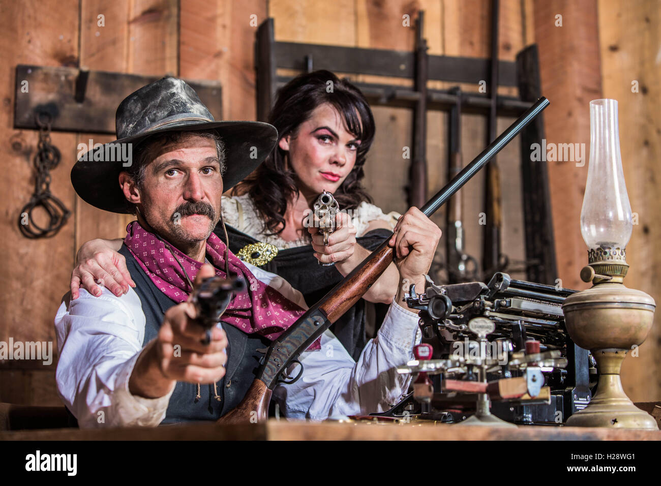 Sheriff punti pistola con donna Foto Stock