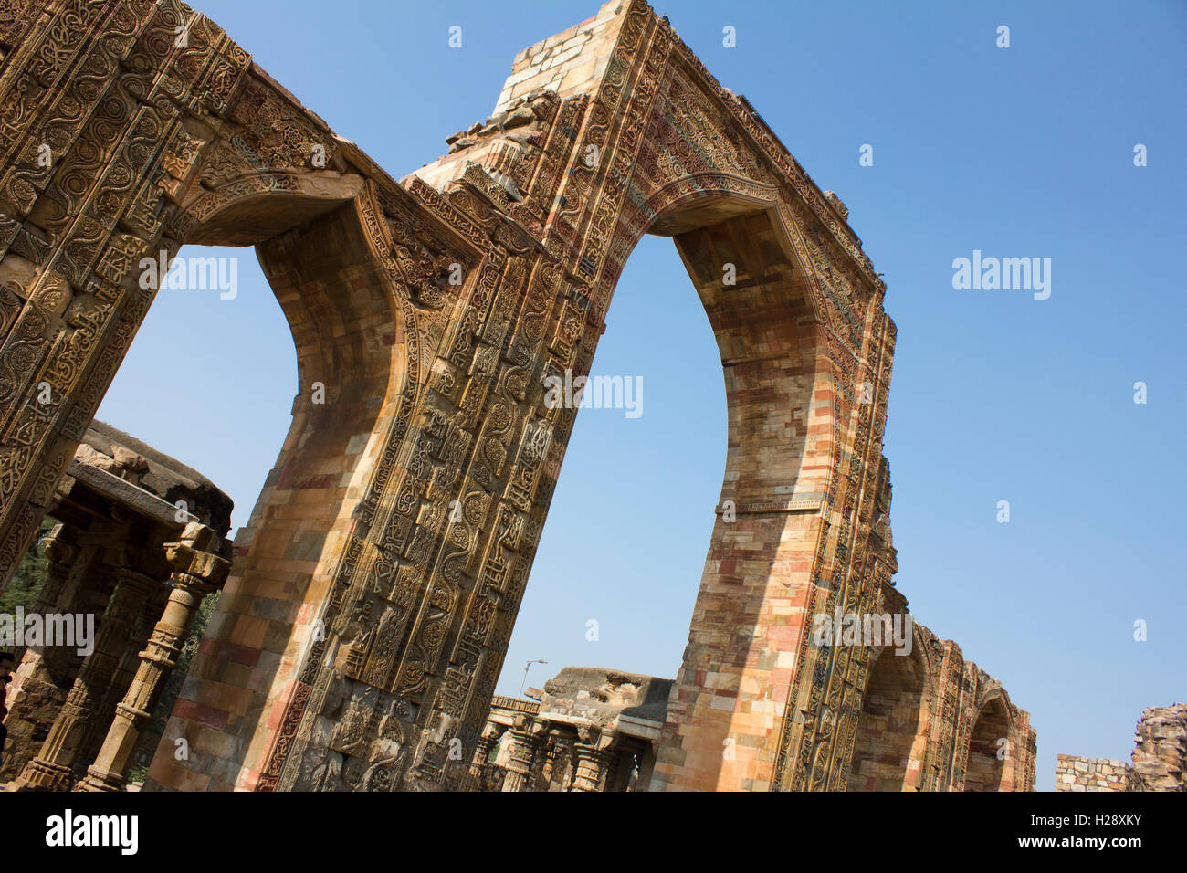Parete e pilastri in Qutub Minar Foto Stock