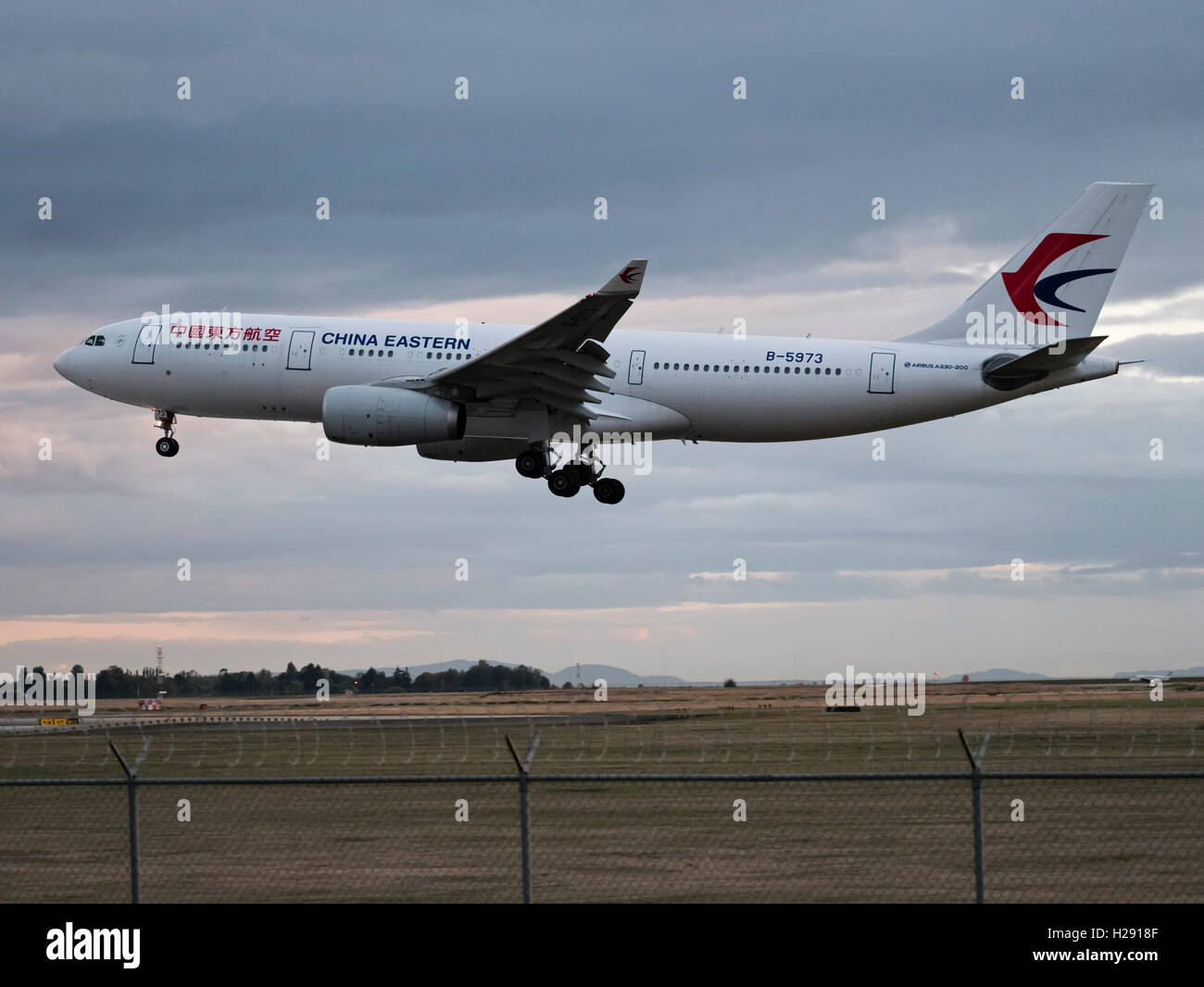 China Eastern Airlines Airbus A330-200 B-5973 atterraggio all'Aeroporto Internazionale di Vancouver, Canada Foto Stock