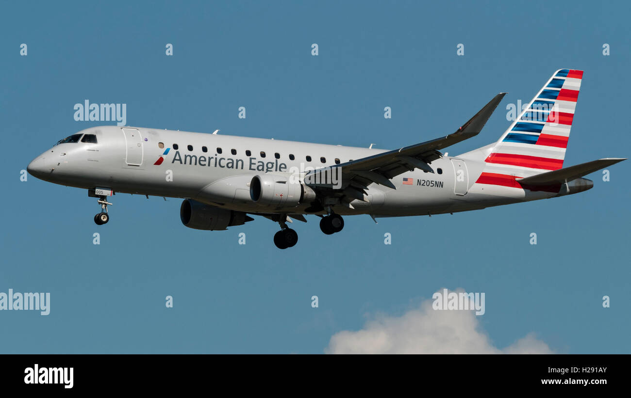 American Eagle Airlines Embraer 175 N205NN aereo regionale operati da compagnie aeree bussola Foto Stock