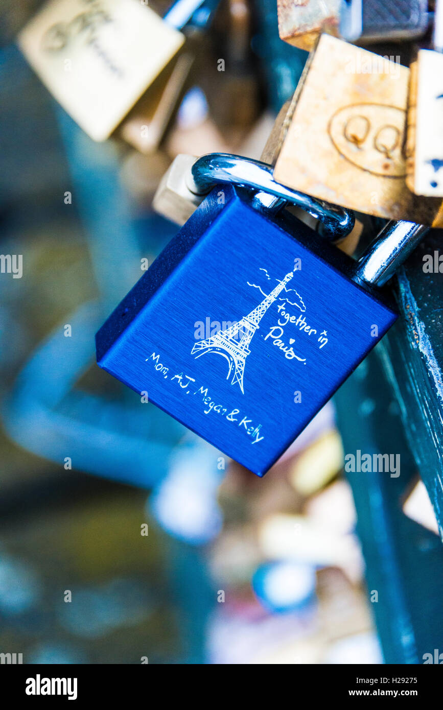 Amore si blocca sul ponte Pont de l&#39;Archevêché, Parigi, Francia Foto Stock