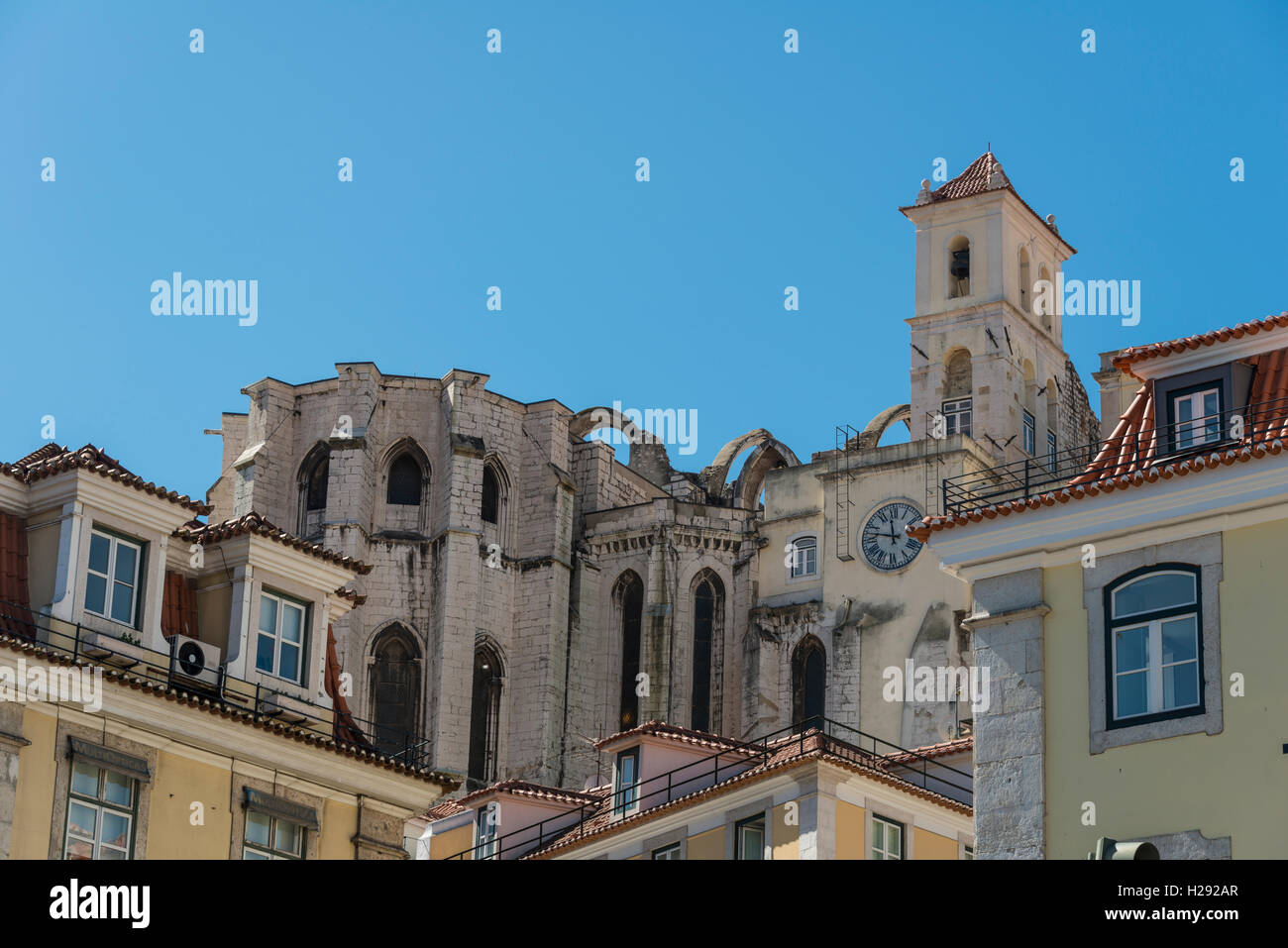 Distrutta chiesa, rovine della Igreja do Carmo, Convento da Ordem do Carmo, Chiado, Lisbona, Portogallo Foto Stock