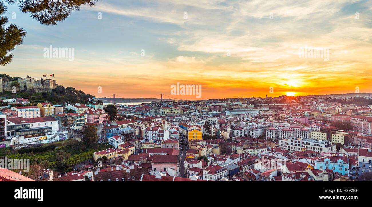 Vista panoramica su Lisbona, São Jorge Castle, tramonto, Graça Viewpoint, Lisbona, Portogallo Foto Stock