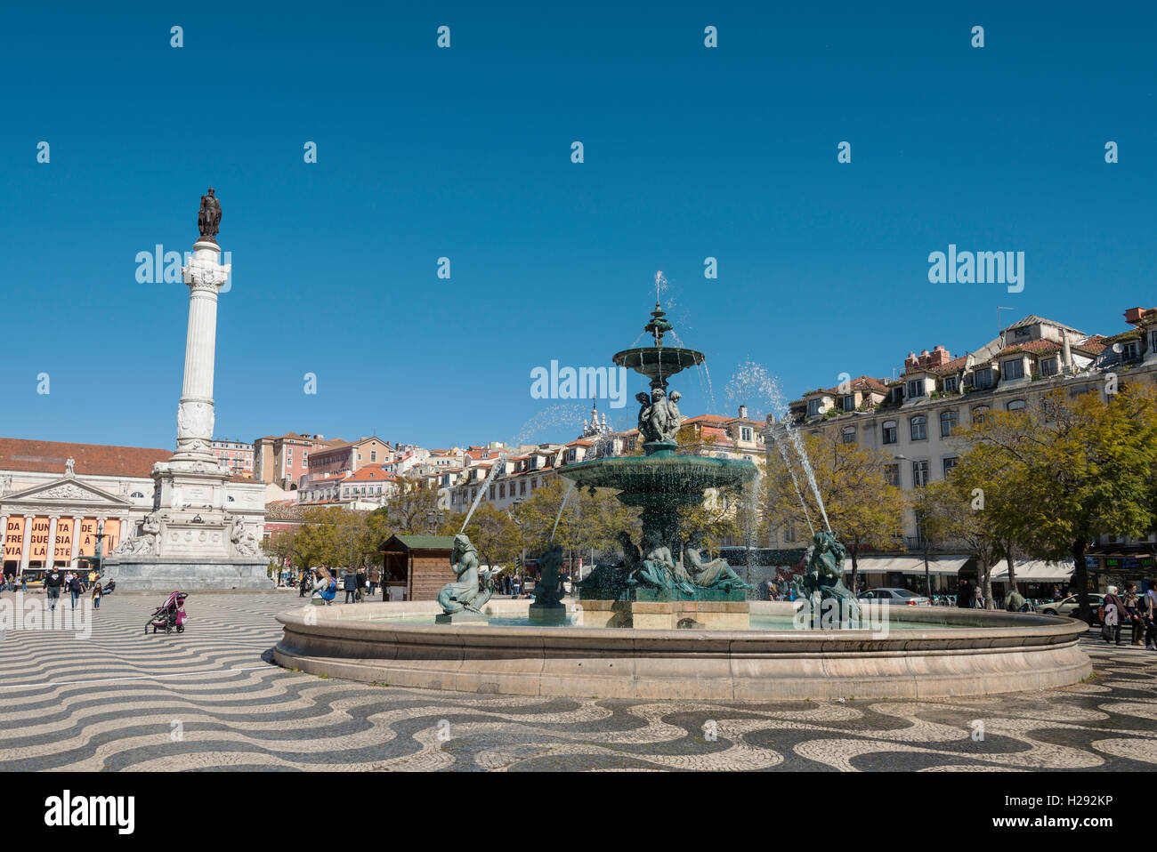 Fontana fontana in bronzo con monumento Dom Pedro IV, Teatro Nazionale sulla piazza Rossio, Lisbona, Portogallo Foto Stock