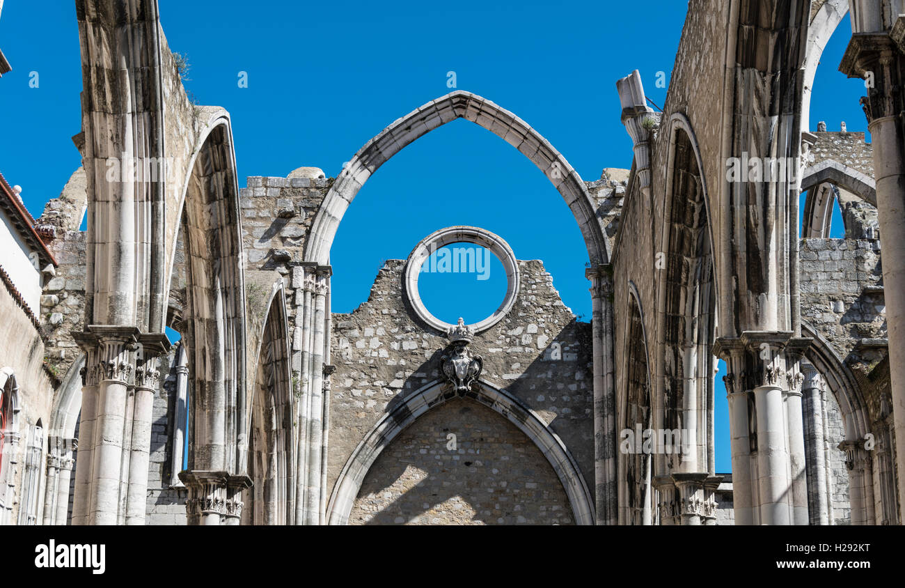 Distrutta chiesa, rovine della Igreja do Carmo, Convento da Ordem do Carmo, Chiado, Lisbona, Portogallo Foto Stock