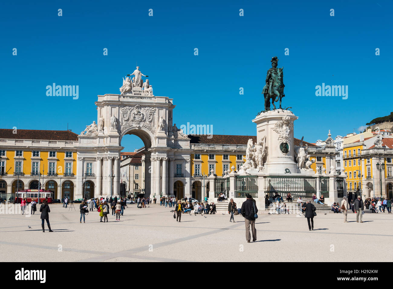 Arco da Vitoria, statua equestre del re Giuseppe I a Praça do Comércio, Lisbona, Portogallo Foto Stock