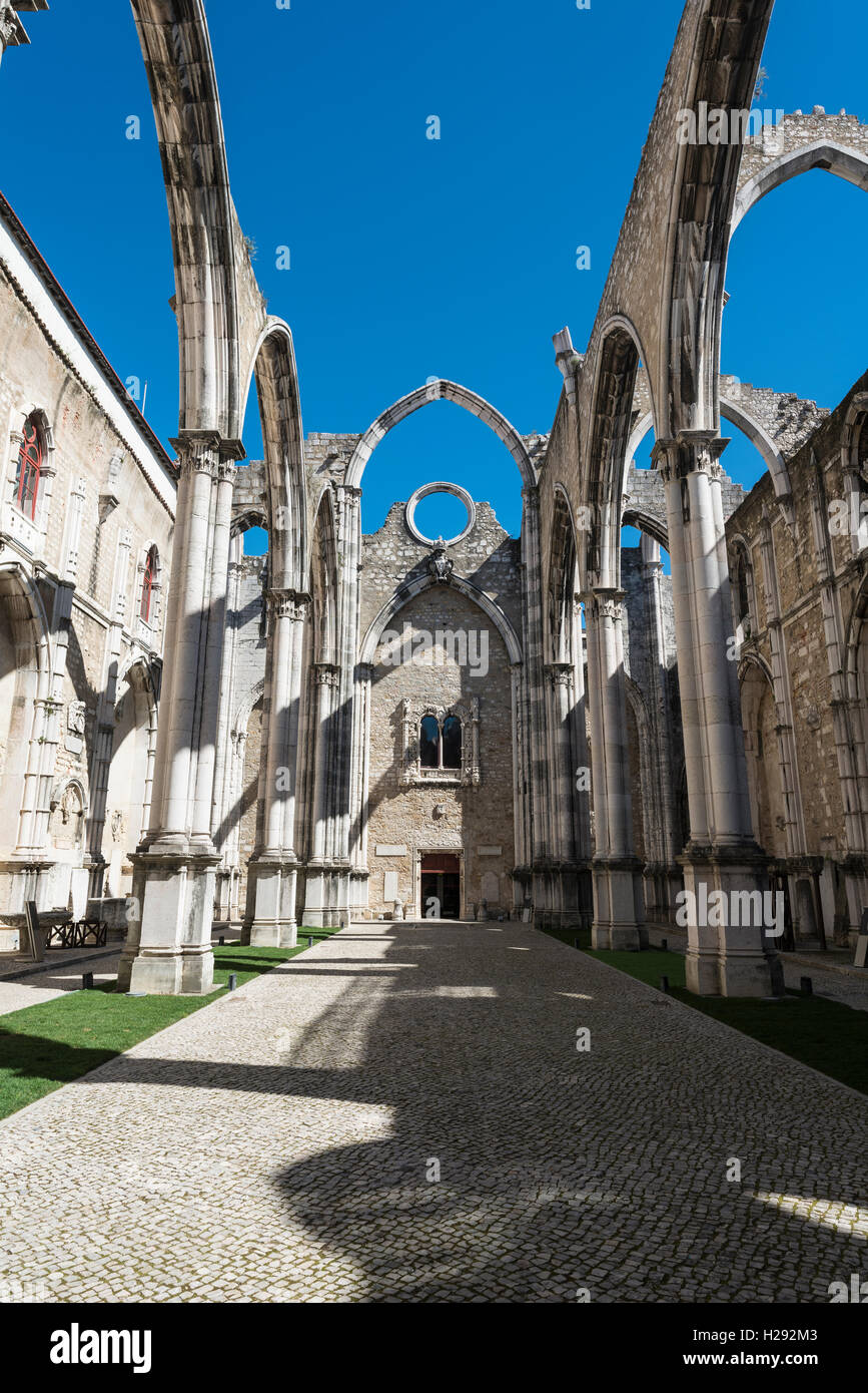 Distrutta chiesa, rovine della Igreja do Carmo, Convento da Ordem do Carmo, Chiado, Lisbona, Portogallo Foto Stock