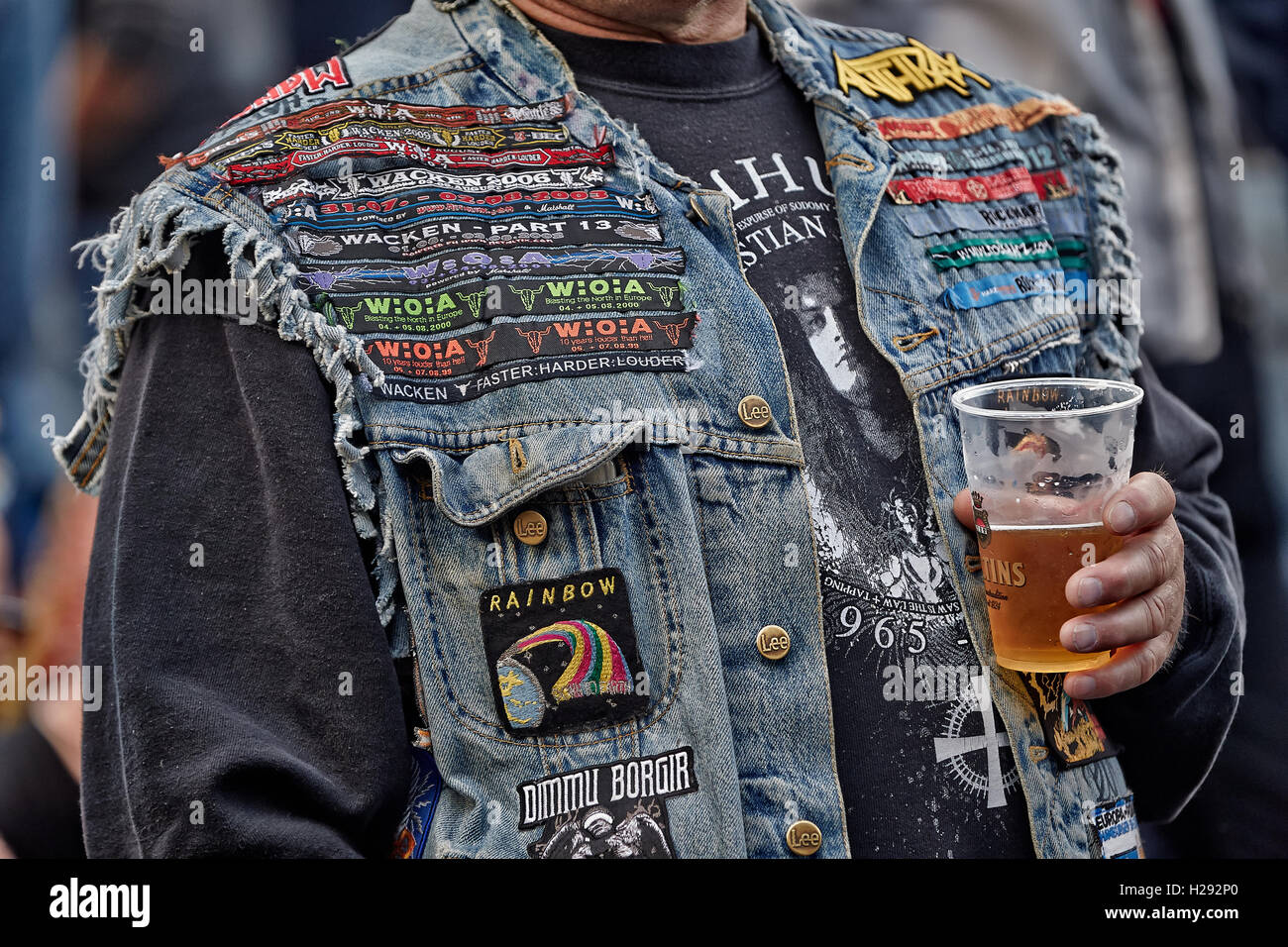 Visitatore con bicchiere da birra, patch sulla camicia, mostri di roccia, hard rock festival, Sankt Goarshausen, Renania-Palatinato Foto Stock