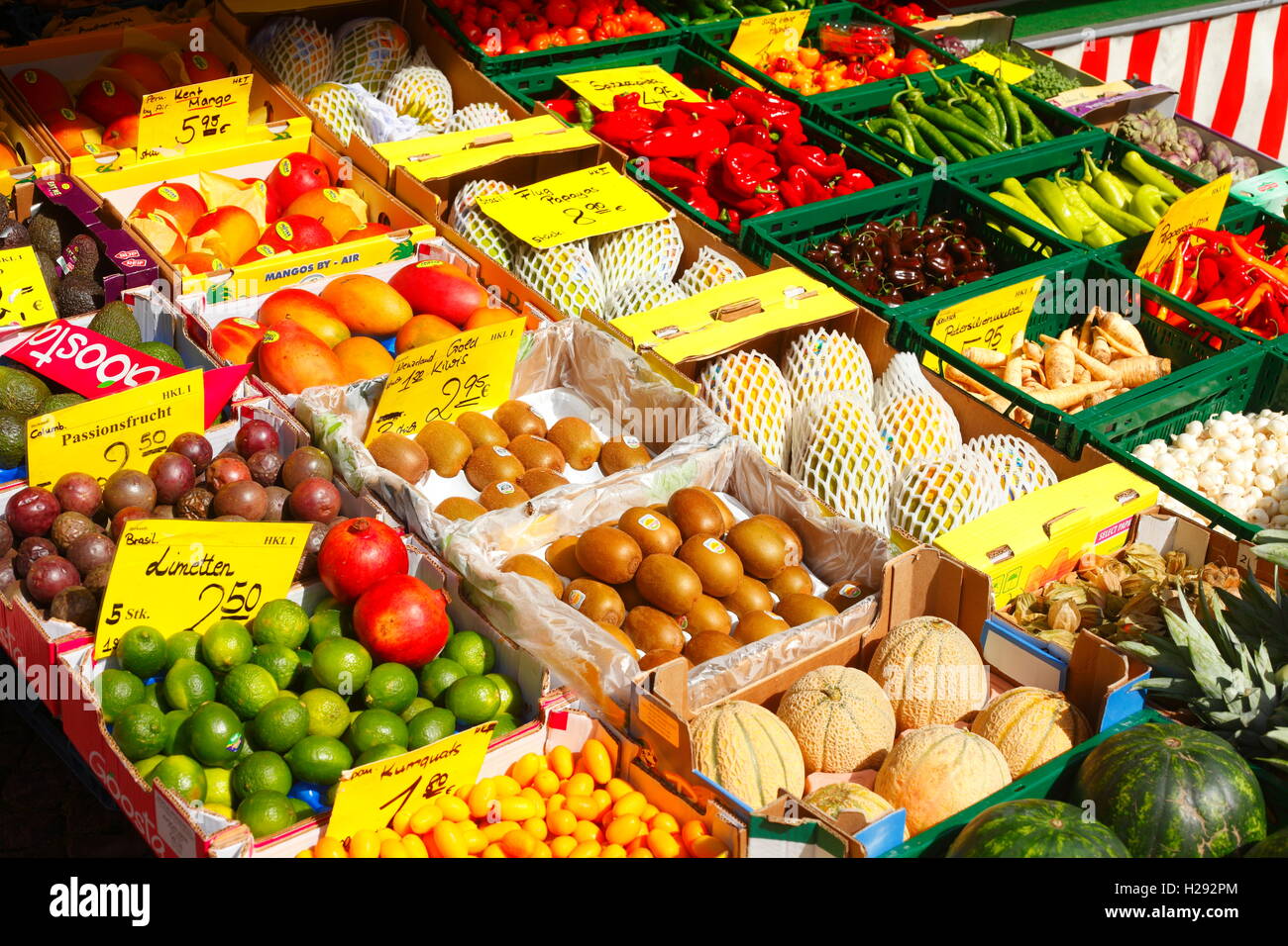 Obst und Gemüse auf einem Marktstand, Brema, Deutschland, Europa Foto Stock