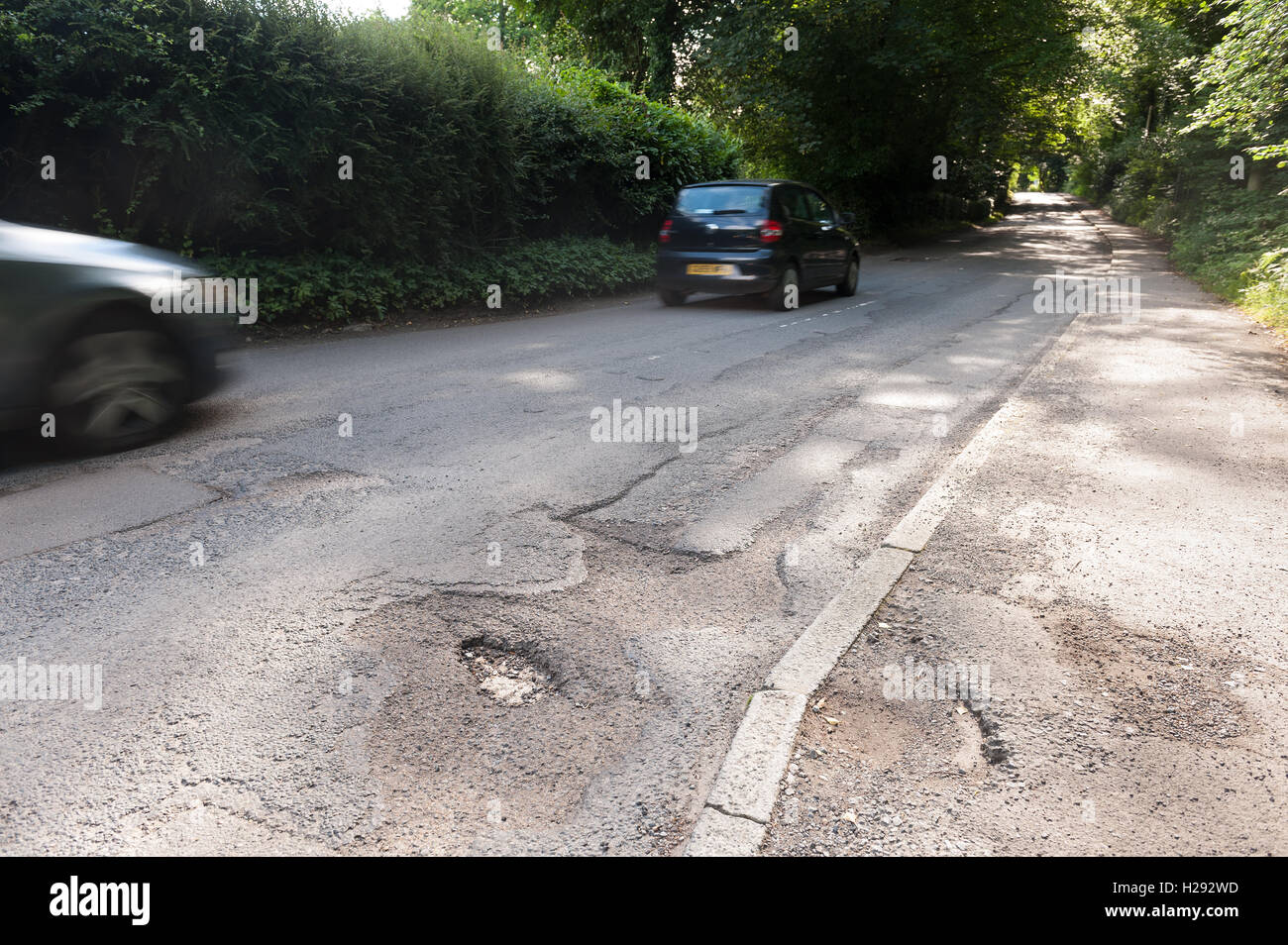 Sottocapitalizzazione e tagli di bilancio di fronte da Crowborough Consiglio significa profondi pozzi non sono una priorità da fissare sul pericolo di strade a cicli Foto Stock