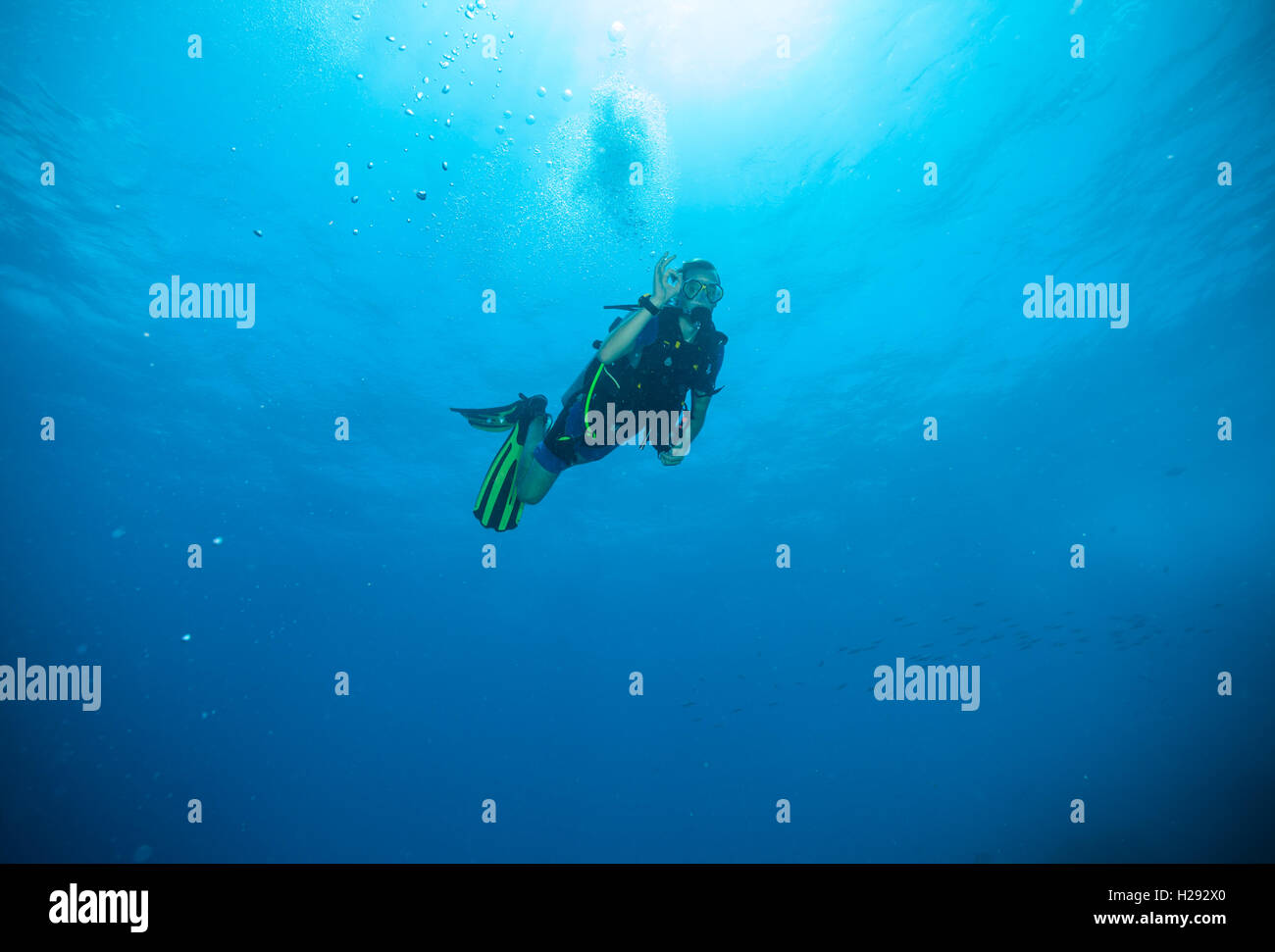 Giovane uomo scuba diver esplorare fondali. Mostra segno ok. Foto Stock