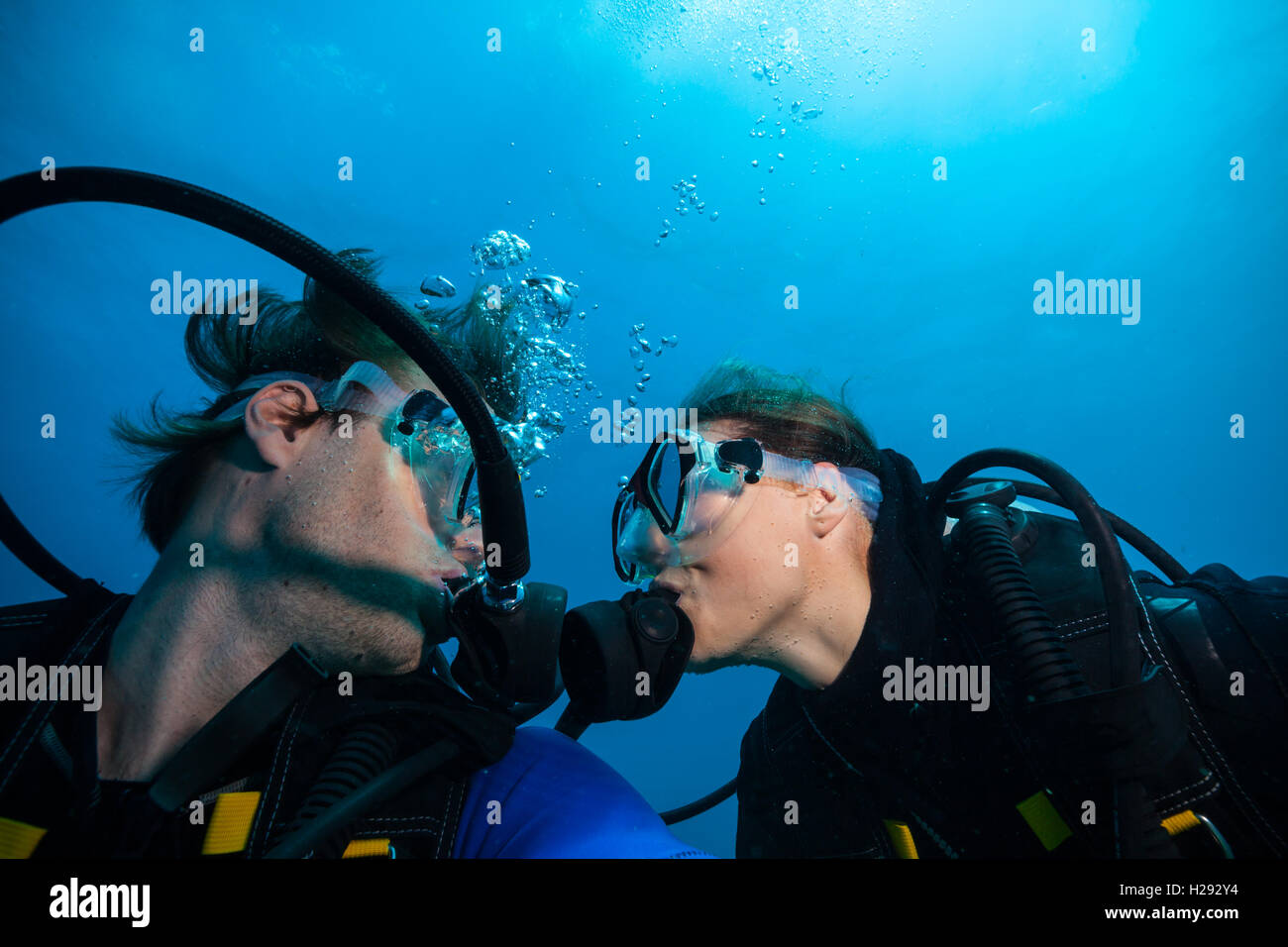 Paio di subacquei kissing ogni altra underwater Foto Stock