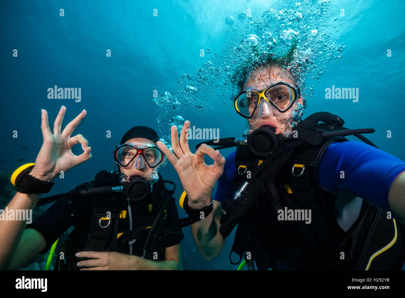 Paio di subacquei che mostra il segnale OK underwater Foto Stock