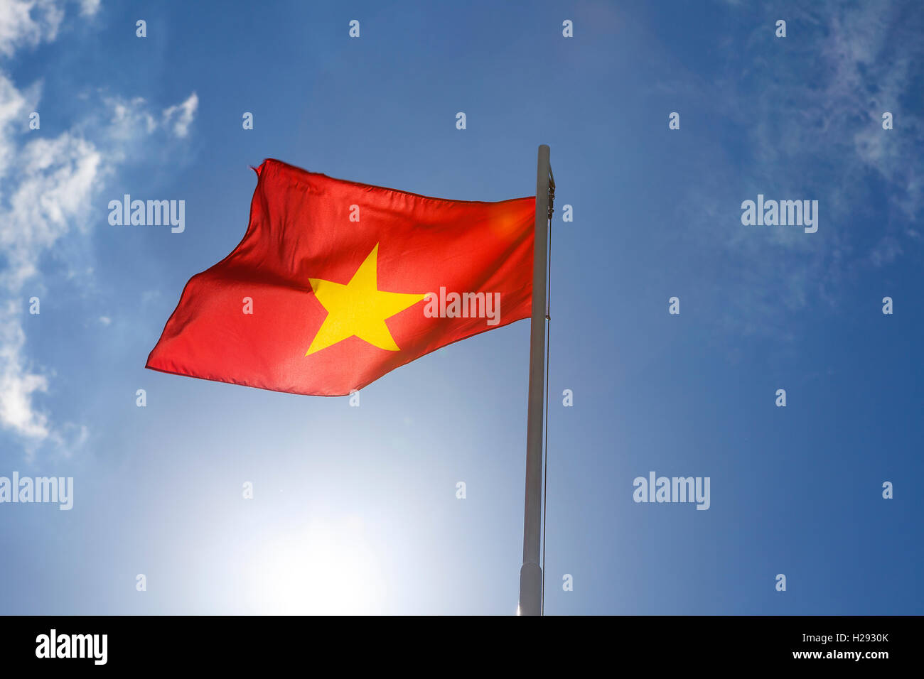 Bandiera nazionale del Vietnam su un pennone di fronte blu cielo Foto Stock