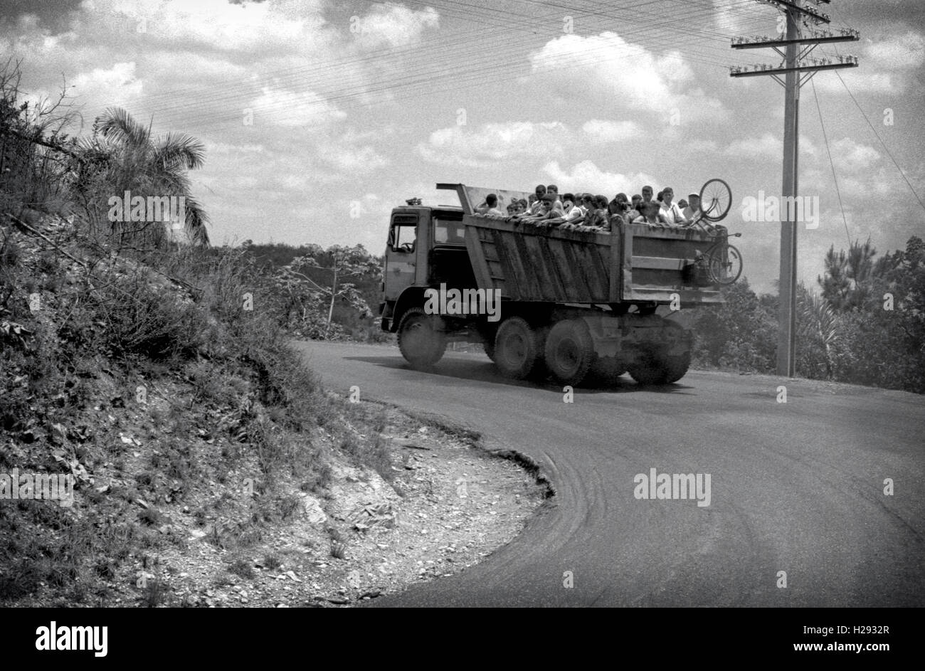 Fotografia in bianco e nero di ribaltabile camion che trasportano persone,Cuba,2000. Foto Stock