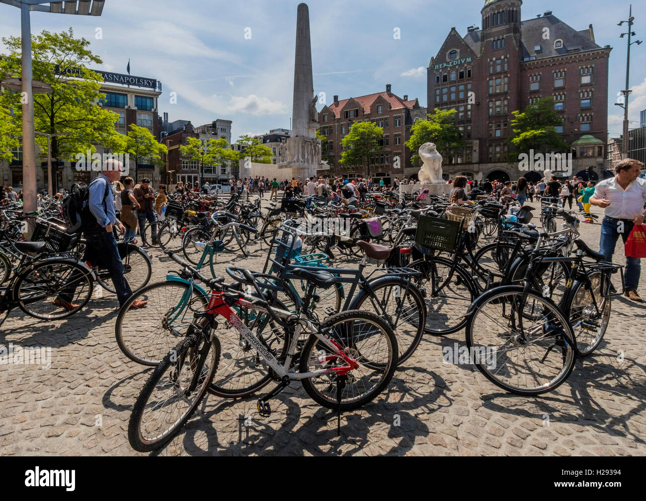 Cicli parcheggiato in Piazza Dam Amsterdam Olanda Foto Stock
