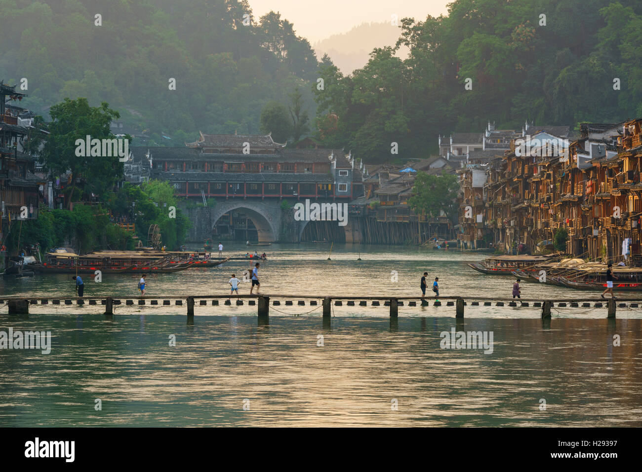 Fenghuang antica città di Hunan, la Cina in un inizio di mattina d'estate Foto Stock