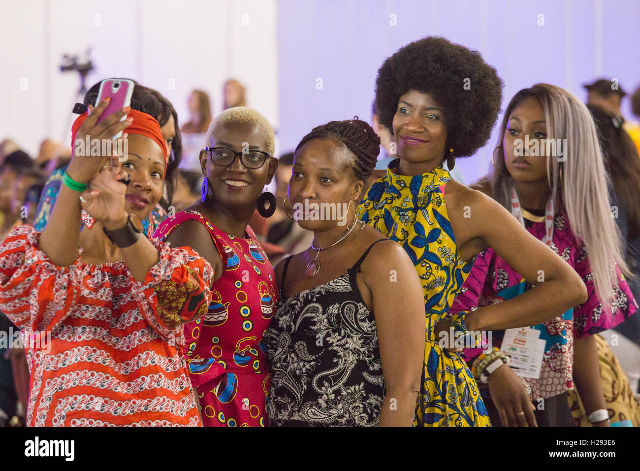 I membri del pubblico prendere un selfie durante la pausa a AFWL tenutosi presso la Hall West Kensington Olympia. Foto Stock