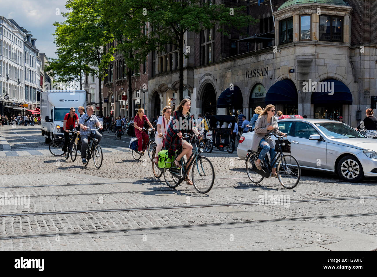 Ciclista nella città di Amsterdam ciclista giocano un ruolo importante e sono incoraggiati da un sicuro sistema di strade tra cui piste ciclabili Foto Stock