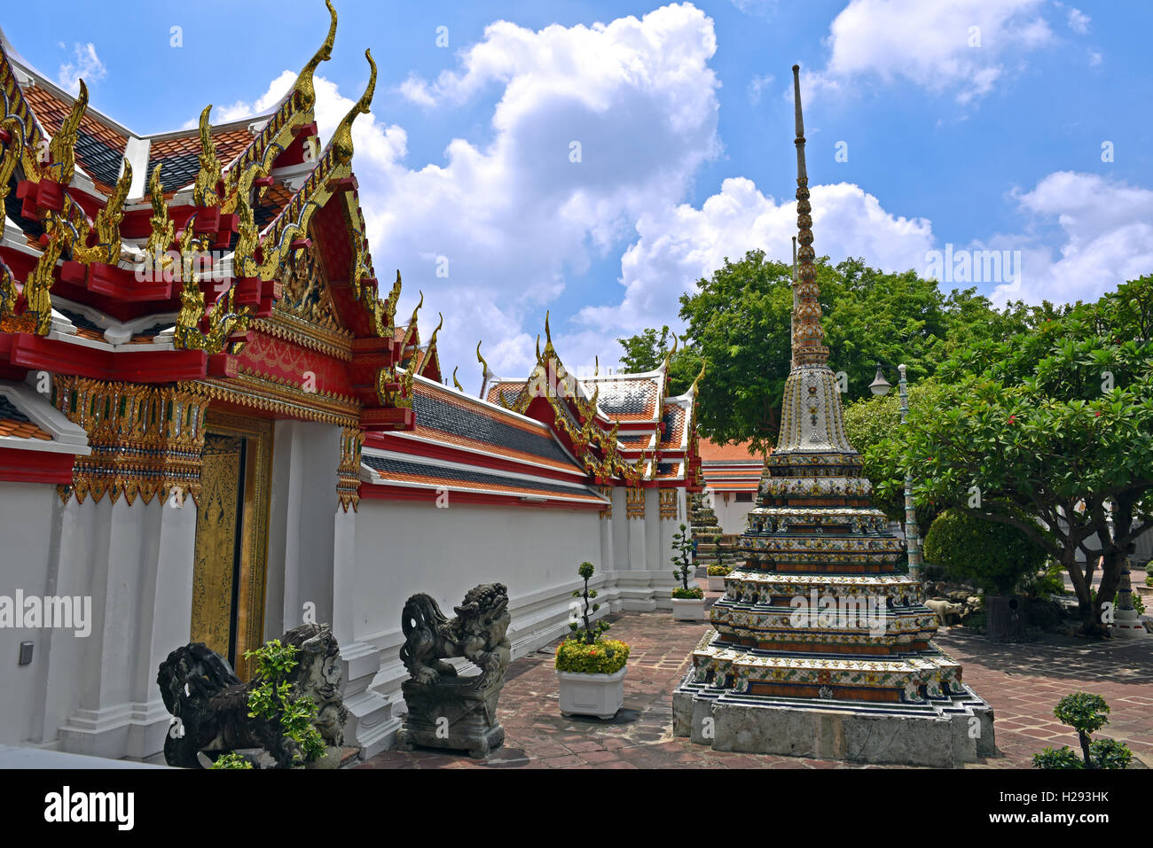 Wat Pho tempio a Bangkok, Thailandia, con i suoi stupa e guglie e riccamente intagliato edifici assolutamente sorprendente. Foto Stock