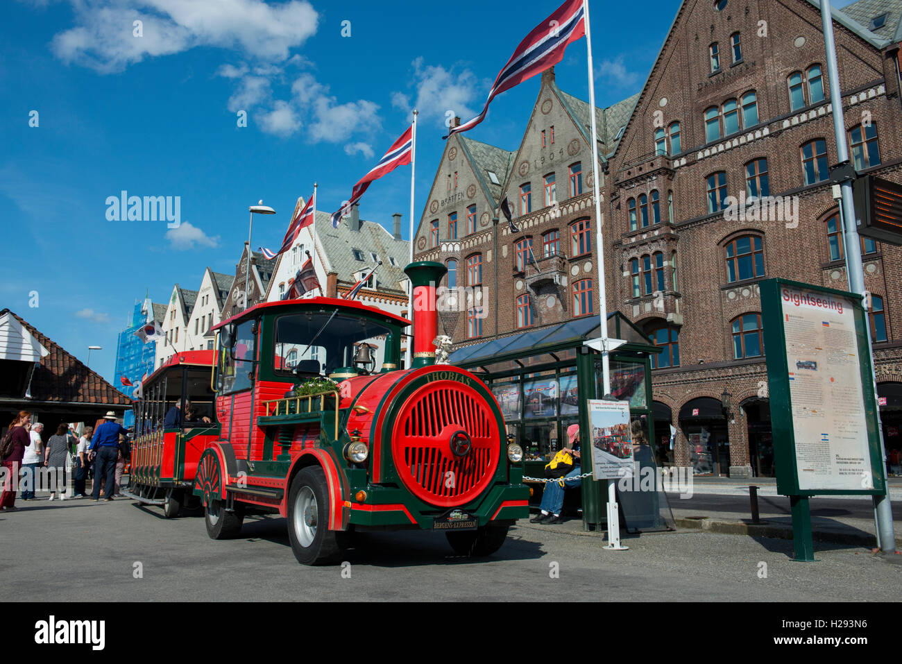 Bergen, Norvegia la seconda più grande città. Bryggen (molo), lungomare storico risalente al XII secolo. Treno turistico. Foto Stock