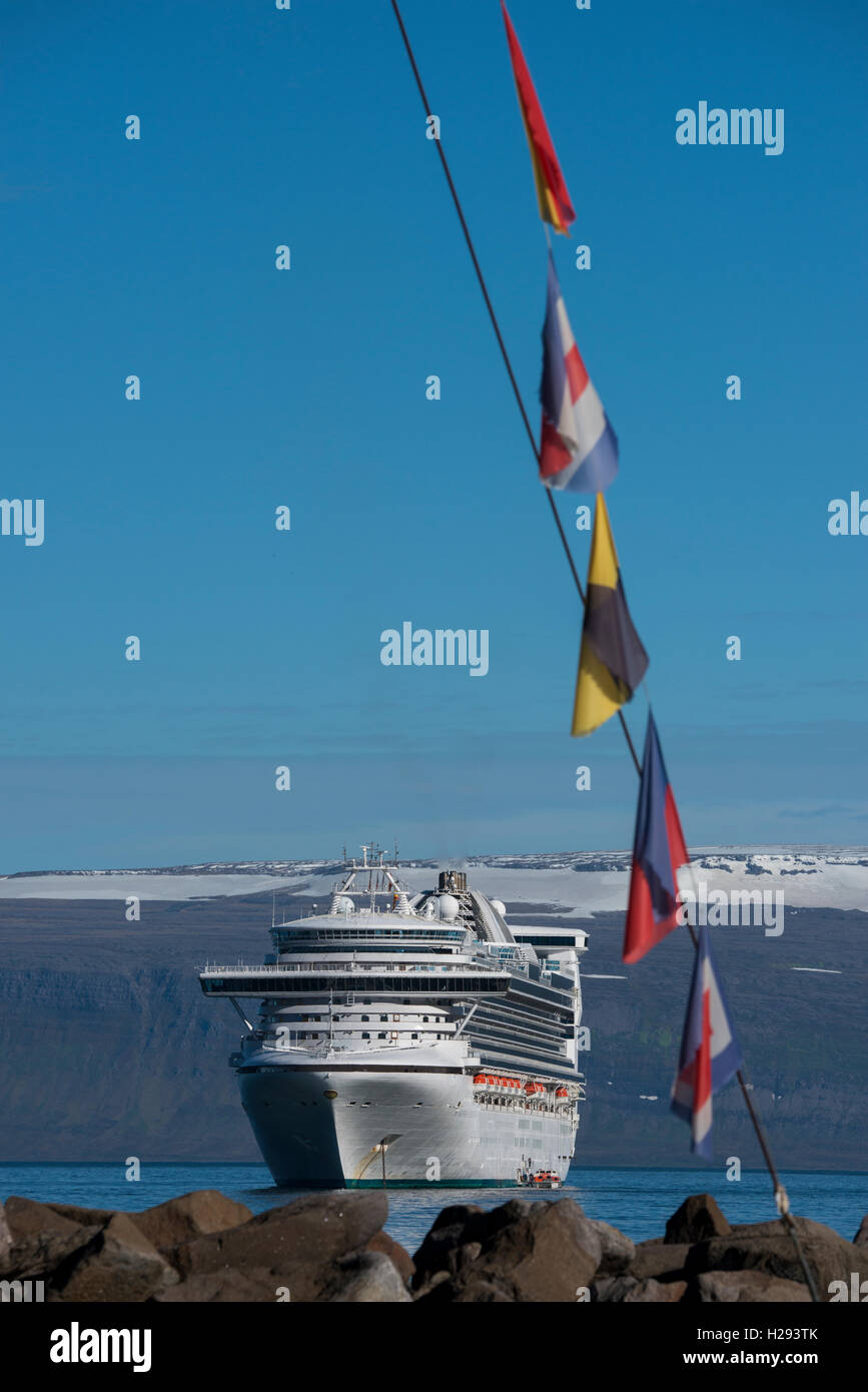 L'Islanda, a ovest di fiordi, Isafjordur. Caribbean Princess nave da crociera ancorata al largo della costa di Islanda. Foto Stock