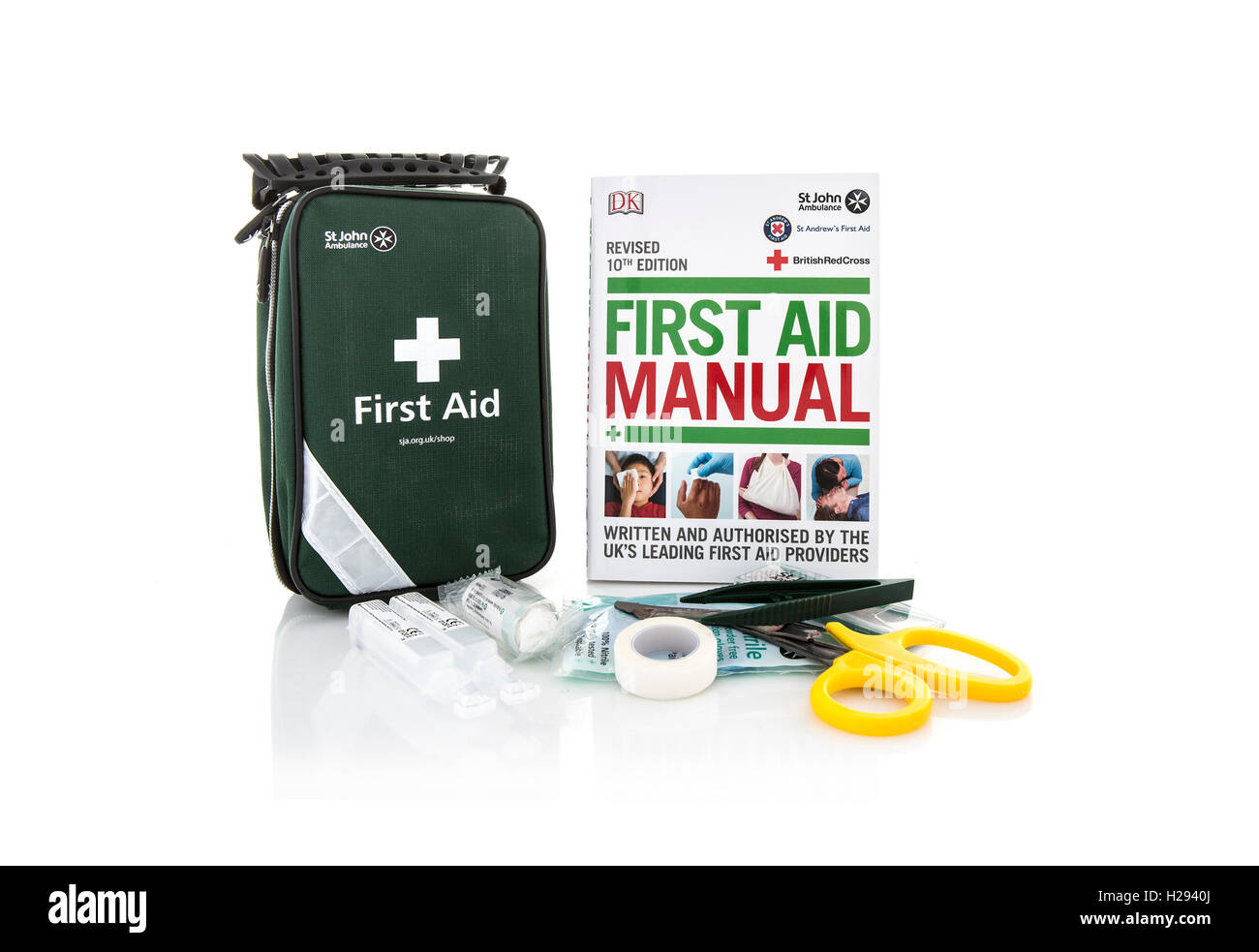 St John Ambulance Kit di primo soccorso e manuale su uno sfondo bianco Foto Stock