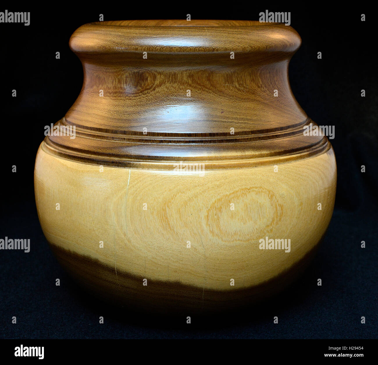 Pentola in legno per la decorazione di interni. Bella Mano vaso di legno. Foto Stock