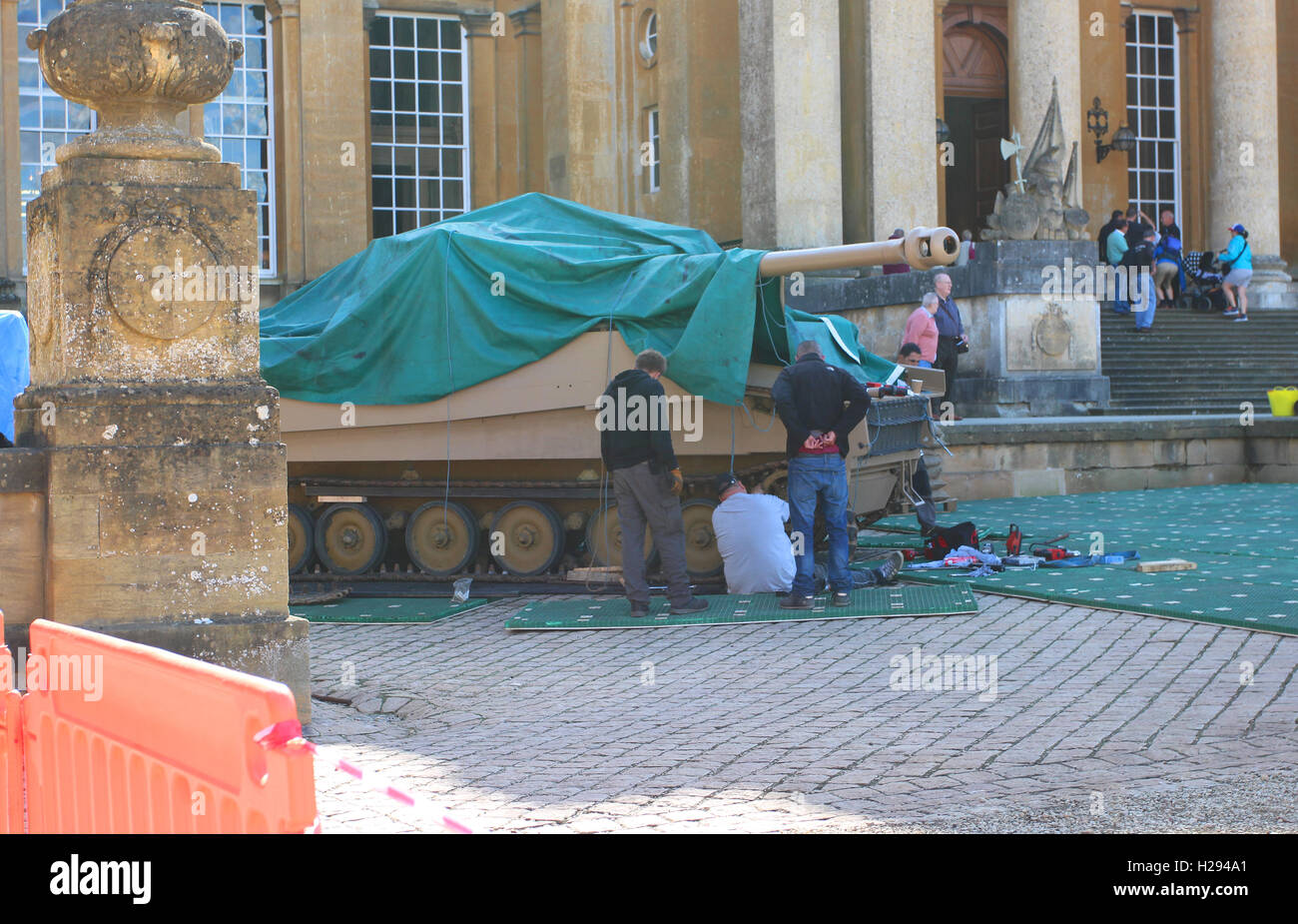 Serbatoio essendo spostata lontano dal palazzo e il piazzale antistante dopo le riprese è terminato a Blenheim Palace. Foto Stock