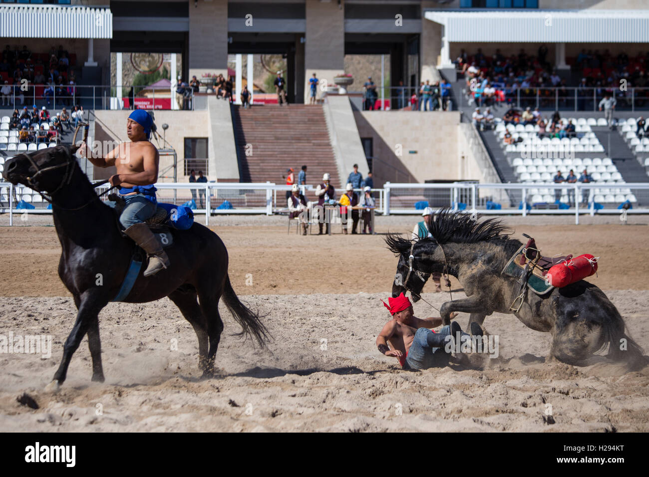 Lottatori competere nel 'Er Enish' cavallo competizioni di wrestling al mondo giochi nomade in Kirghizistan il 07 settembre 2016 nell'Cholpon Ata. Foto Stock