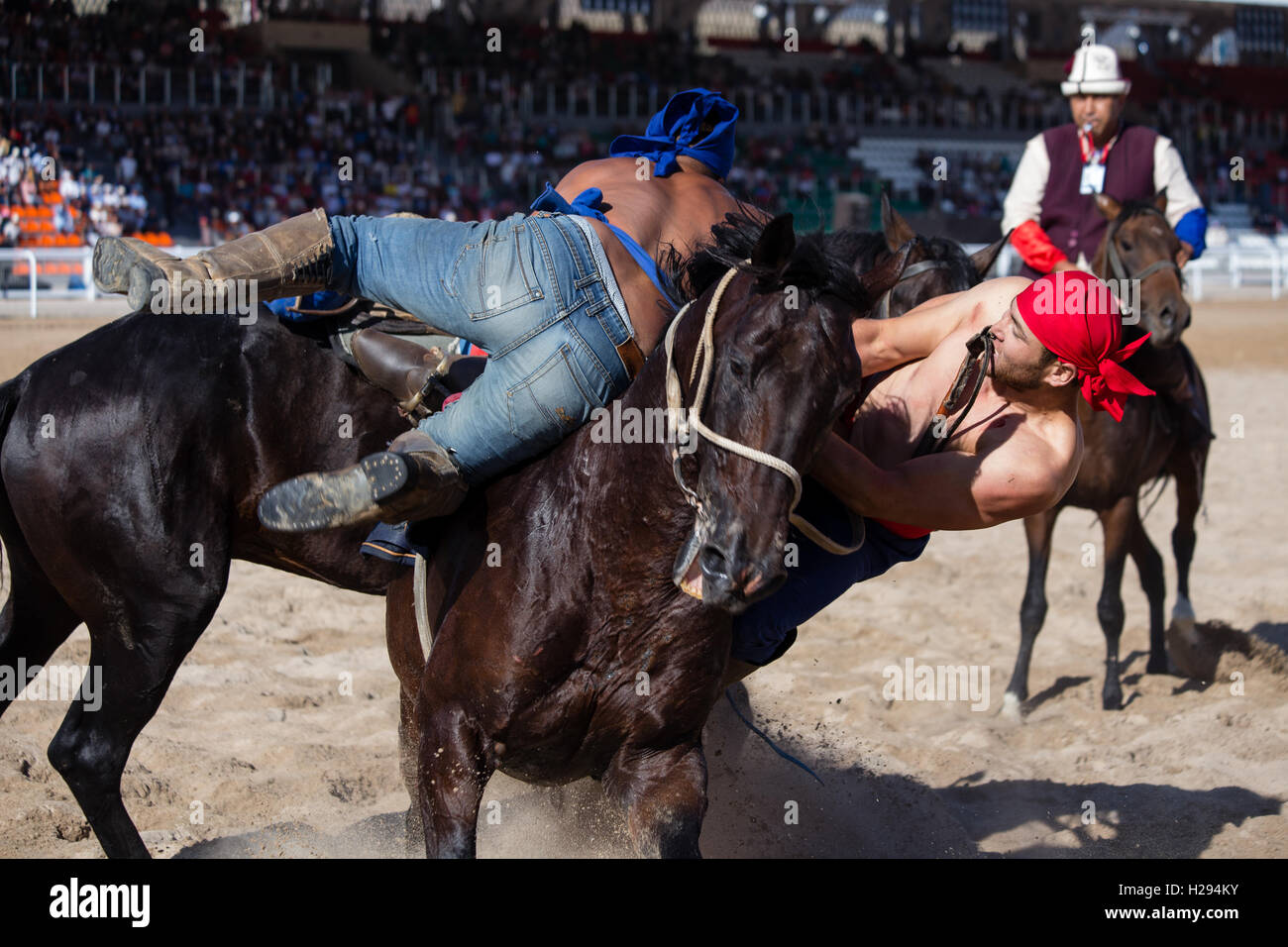 Lottatori competere nel 'Er Enish' cavallo competizioni di wrestling al mondo giochi nomade in Kirghizistan il 07 settembre 2016 nell'Cholpon Ata. Foto Stock