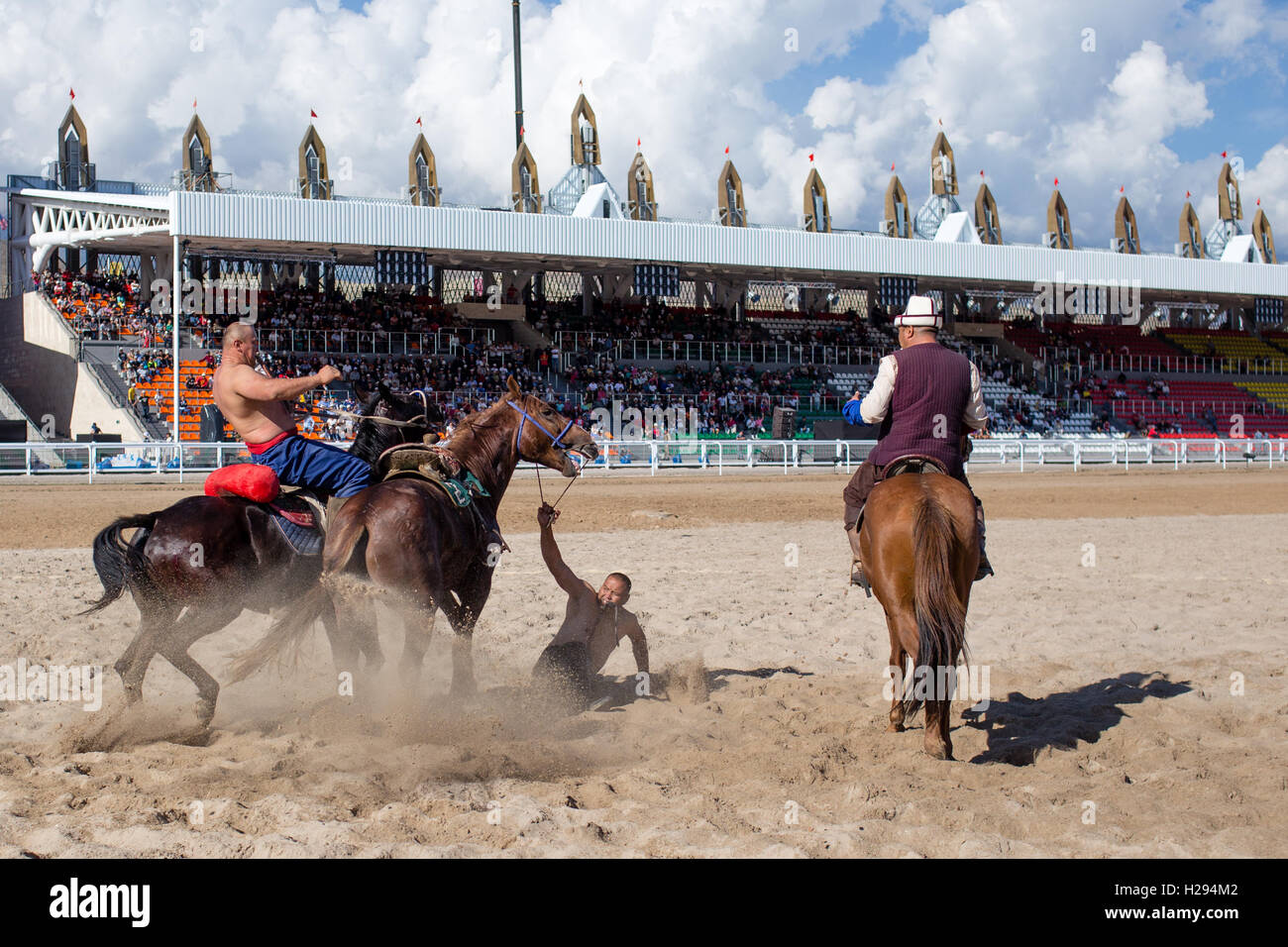 Lottatori competere nel 'Er Enish' cavallo competizioni di wrestling al mondo giochi nomade in Kirghizistan il 07 settembre 2016 nell'Cholpon Ata. Foto Stock