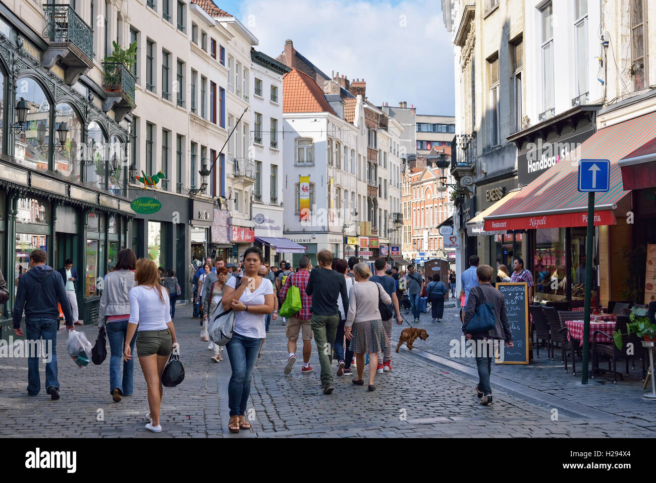 La strada affollata nel centro storico durante il weekend senza auto a Bruxelles, Belgio, domenica 18 settembre, 2016 Foto Stock