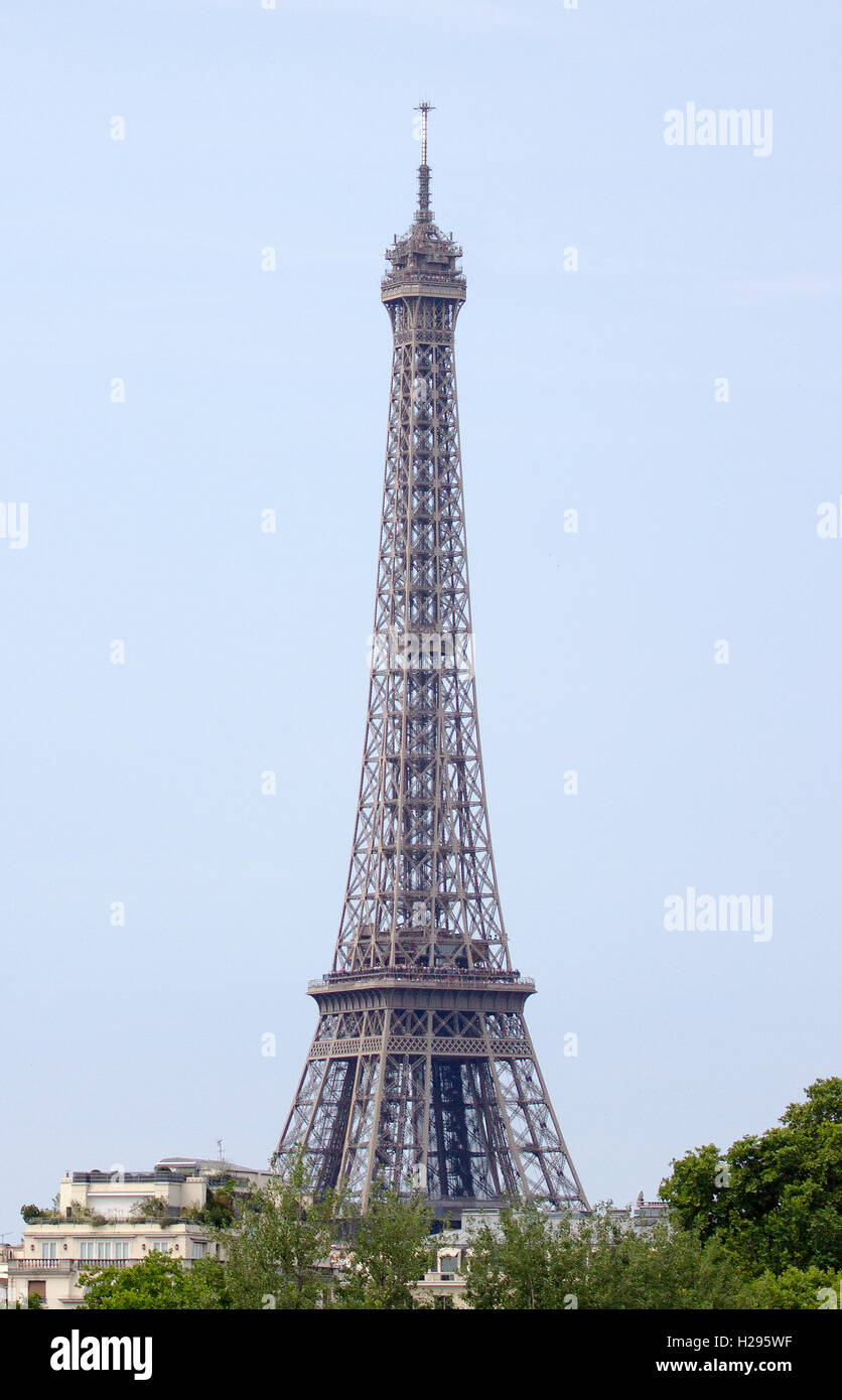 Una Classica Vista Della Torre Eiffel La Tour Eiffel La Costruzione Piu Alta Di Parigi E Il Monumento Piu Visitato Al Mondo Foto Stock Alamy