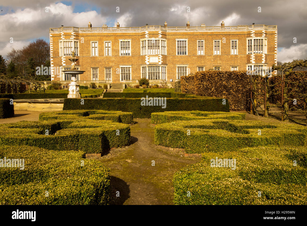 Una casa nobiliare di Leeds, il Yorkshire, originariamente Tudor con modifiche sostanziali nel XVII - xx secolo. Foto Stock