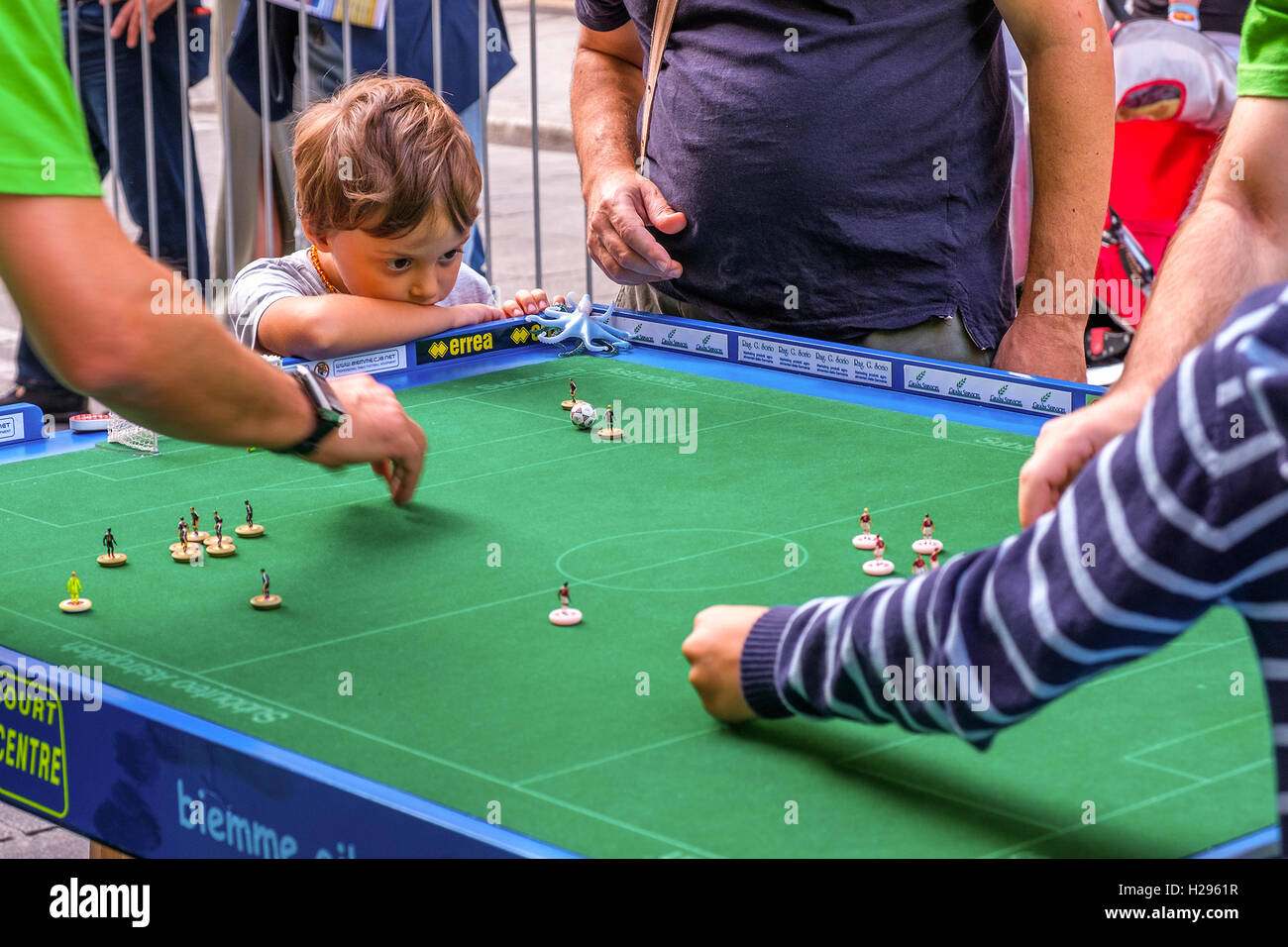 Un bambino concentrandosi su un gioco di Subbuteo® Foto Stock
