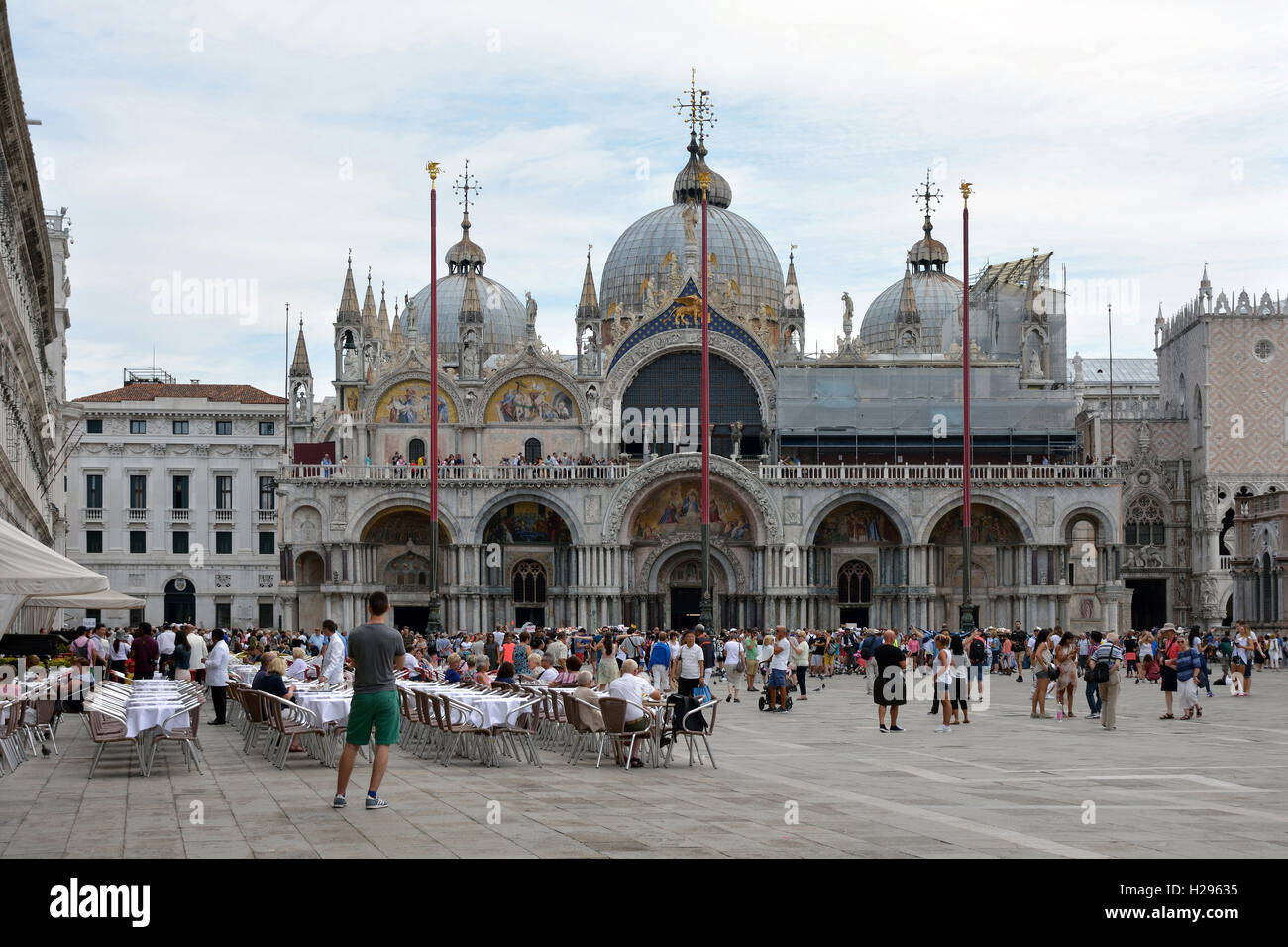 Turisti in piazza San Marco di fronte alla Basilica di San Marco di Venezia in Italia. Foto Stock