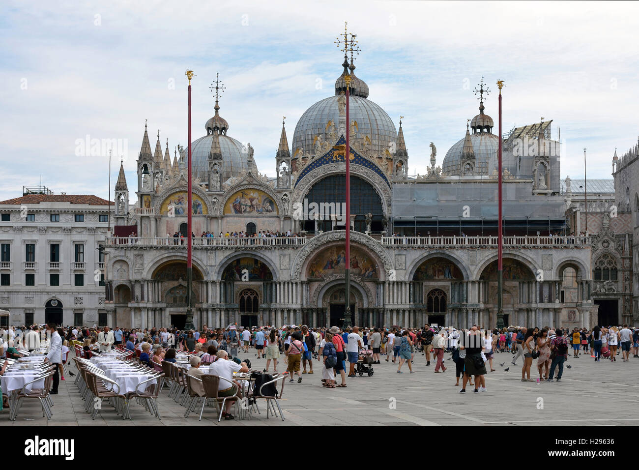 Turisti in piazza San Marco di fronte alla Basilica di San Marco di Venezia in Italia. Foto Stock