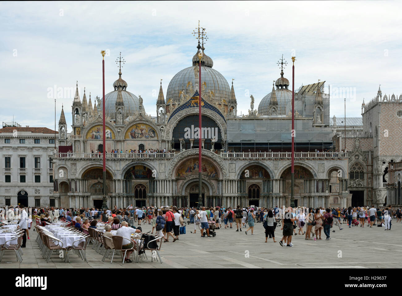 Turisti in piazza San Marco di fronte alla Basilica di San Marco di Venezia in Italia. Foto Stock