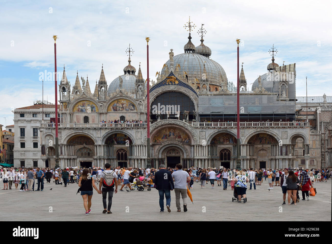 Turisti in piazza San Marco di fronte alla Basilica di San Marco di Venezia in Italia. Foto Stock