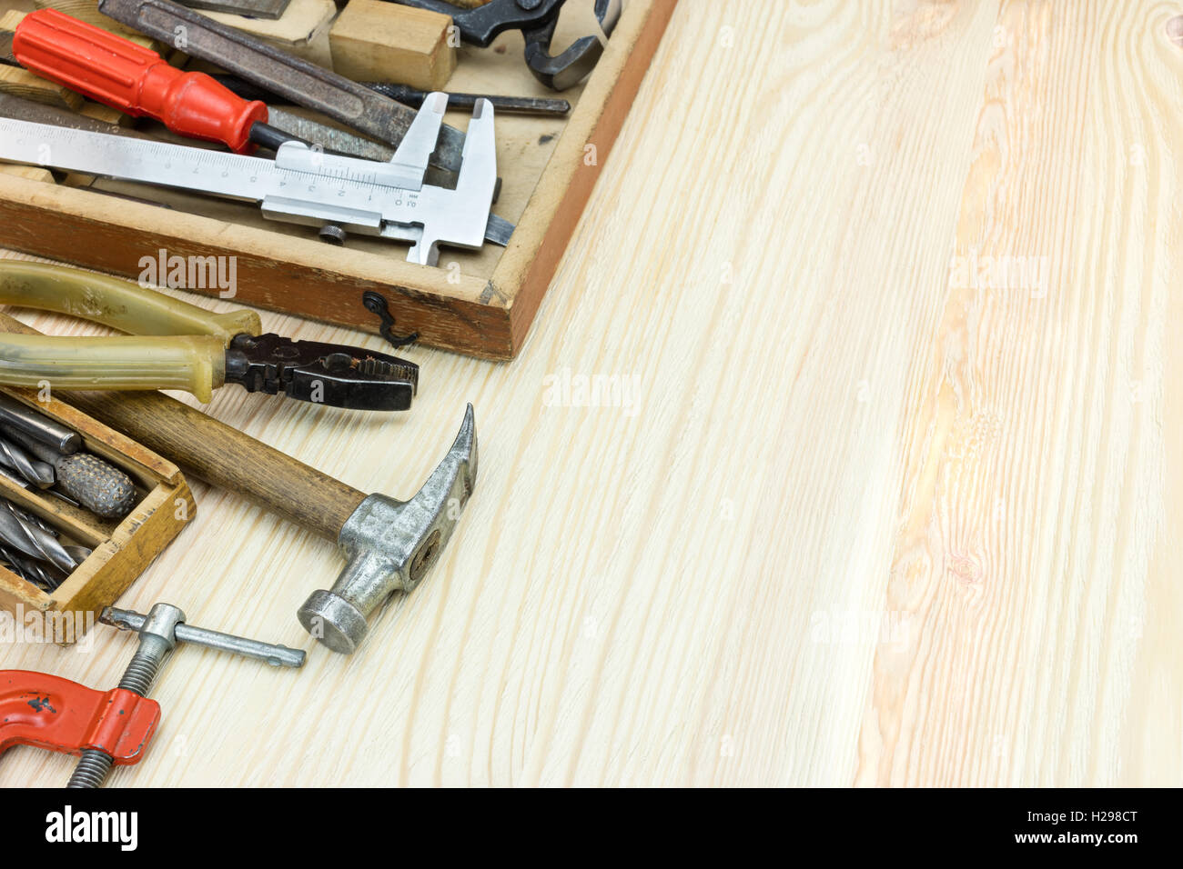 La casella degli strumenti in legno con il vecchio grungy e strumenti per il lavoro a mano Foto Stock