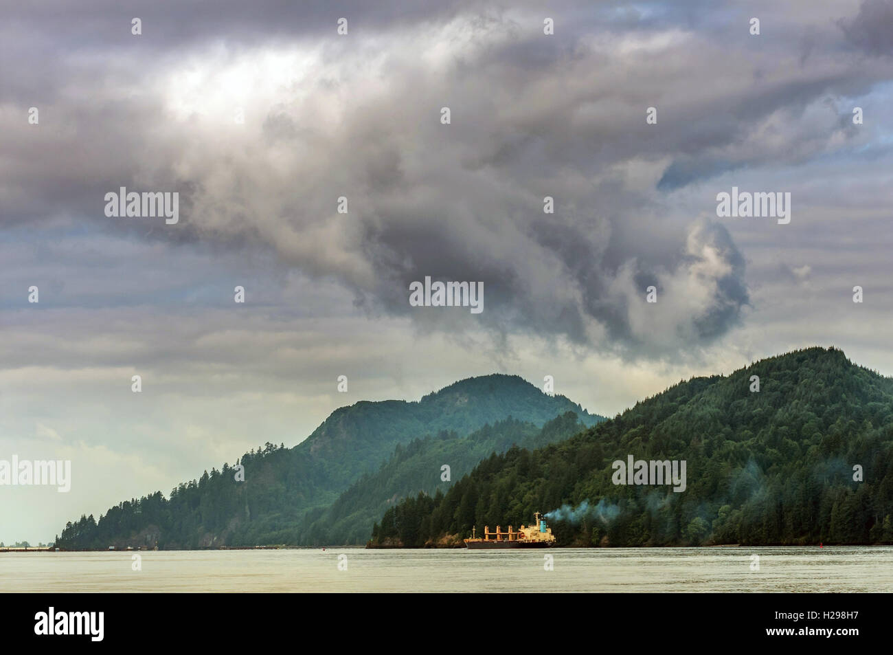 Un cargo in viaggio sul fiume Columbia passato dello Stato di Washington sulla sua strada verso l'Oceano Pacifico Foto Stock