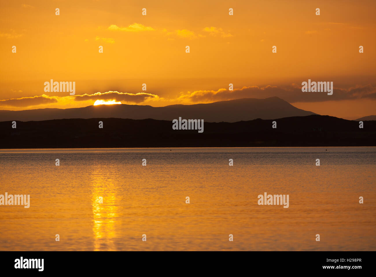 L'isola di Gigha, Scozia. Suggestivo tramonto sul suono di Gigha, con l'isola di Gigha in background. Foto Stock