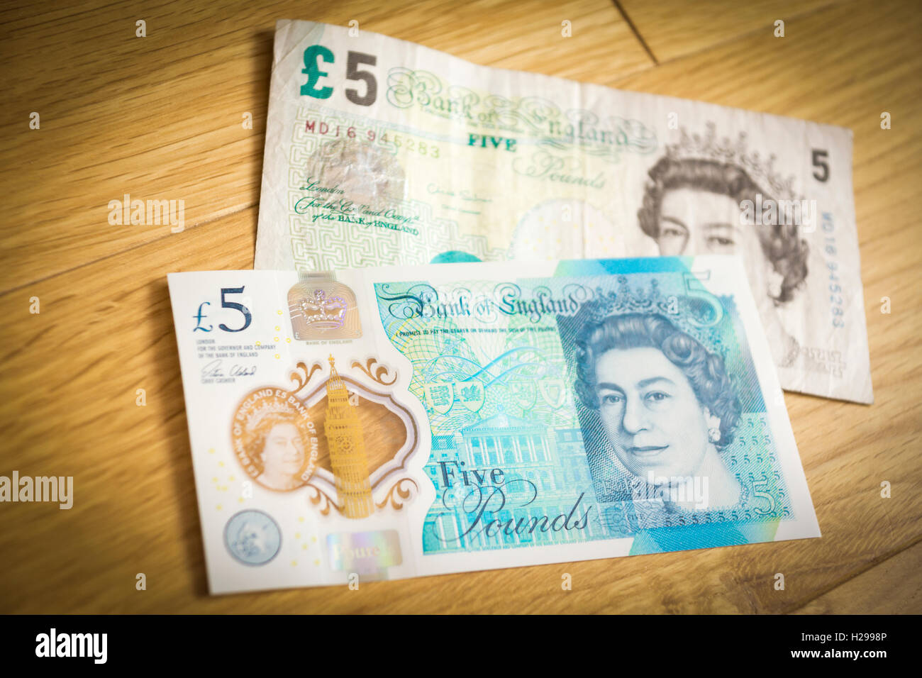 Un nuovo e vecchio di cinque pound nota Foto Stock