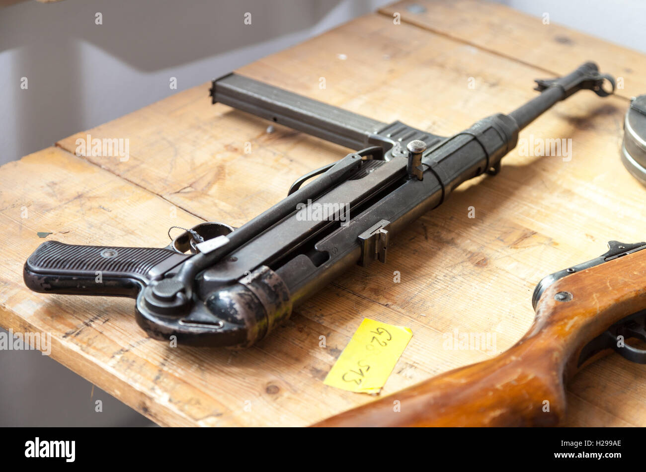 Tedesco pistola automatica su un tavolo Foto Stock