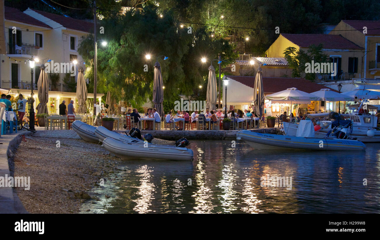 Persone a pranzare in una notte a waterside ristoranti Kioni Itaca Island Isole Ionie Grecia Foto Stock