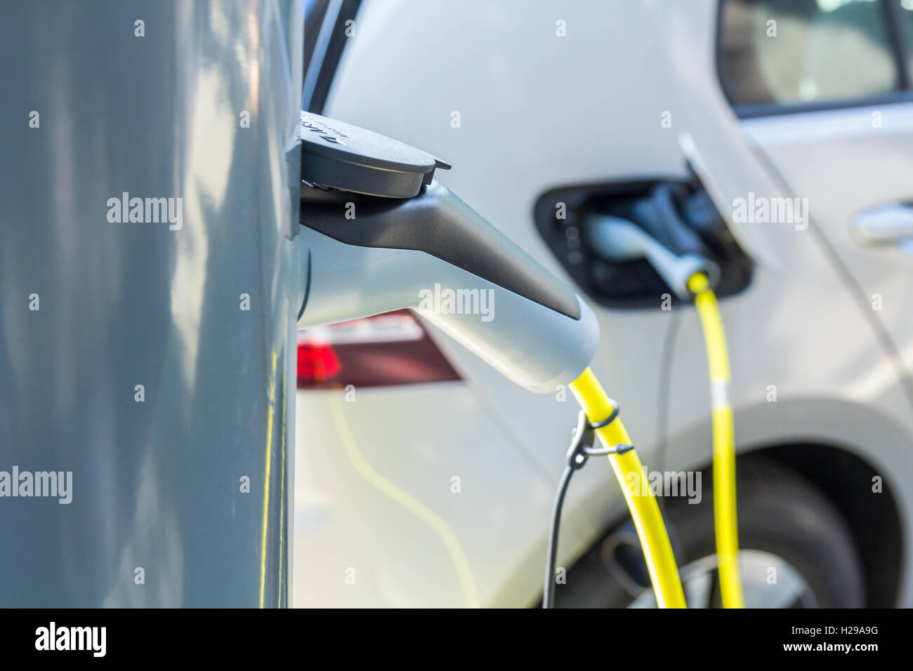 L'Aia, Paesi Bassi - 24 Settembre 2016: Plug in hybrid electric car punto di carica Foto Stock