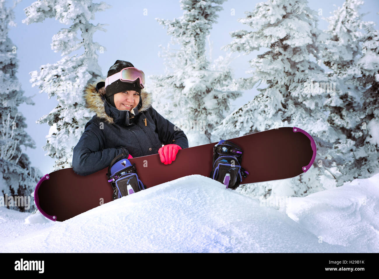 Gli appassionati di snowboard in posa sul cielo blu sullo sfondo di montagne Foto Stock